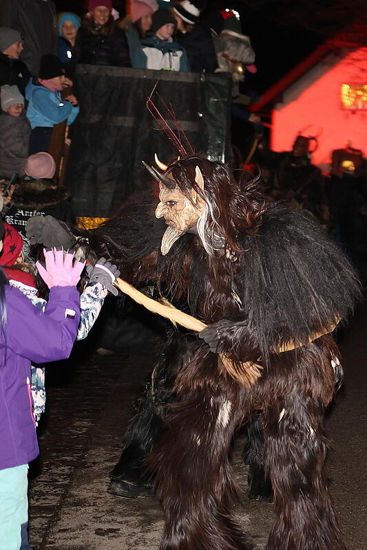 Anifer Krampuslauf am Dorfplatz