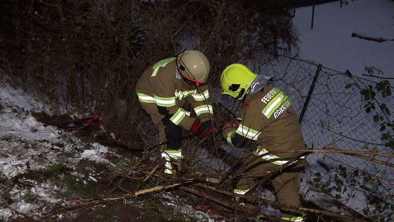 Krankenwagen landet im Graben