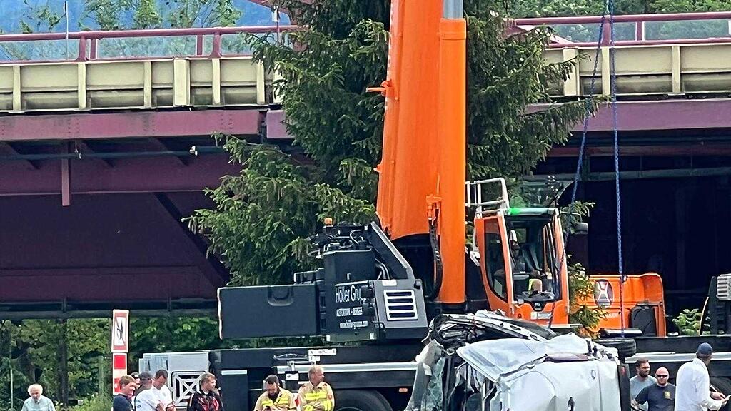Hallein: Klein-Lkw aus Salzach geborgen II