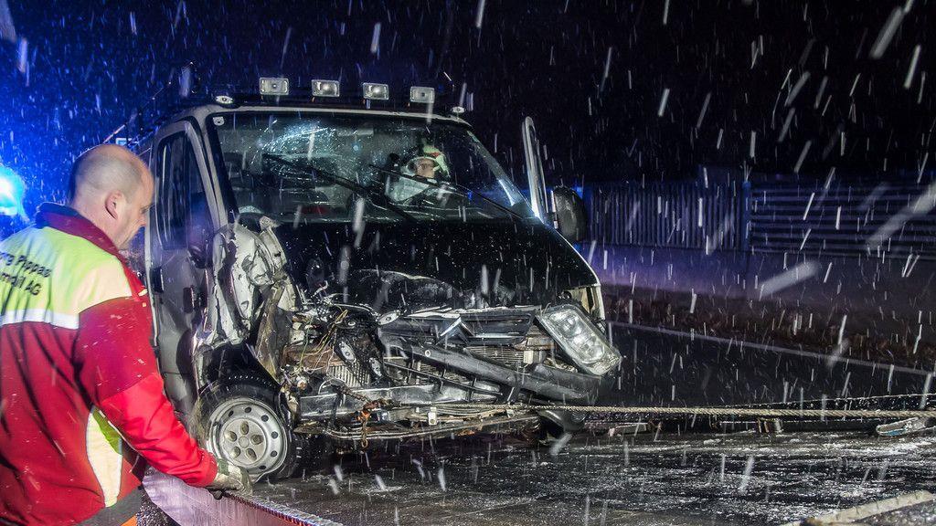 Zwei Verletzte bei Unfall mit Klein-Lkw auf A1