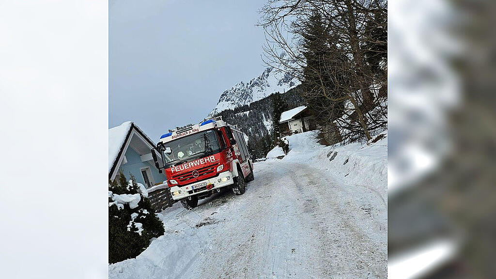 Fahrzeug droht in Mühlbach abzustürzen