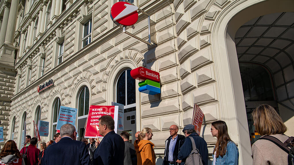 Protestkundgebung der Bankangestellten in Salzburg
