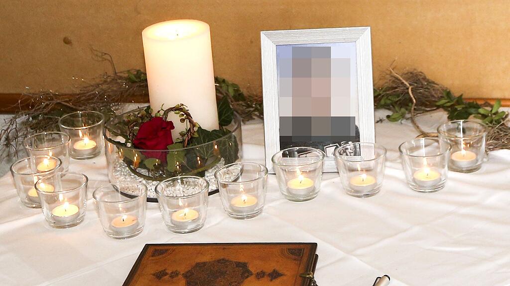 Die Trauerecke, für den bei dem schweren Busunfall in Schwand verstorbenen Zwölfjährigen, aufgenommen am Montag, 31. März 2014, in der Hauptschule Neukirchen.