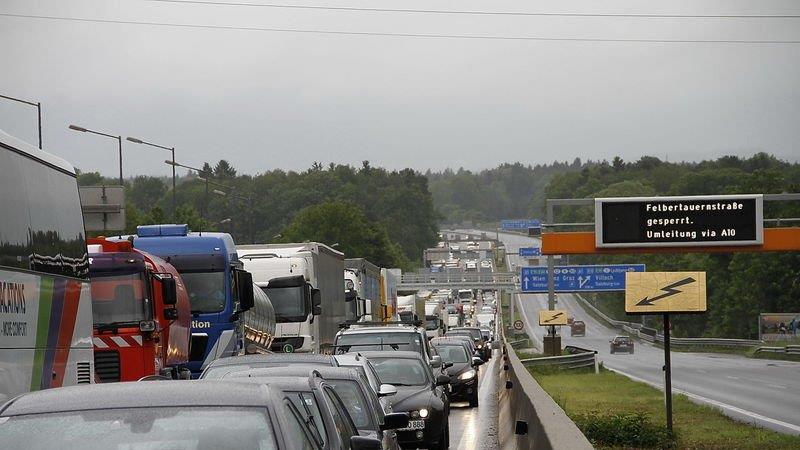 Sperre der A8: Stau