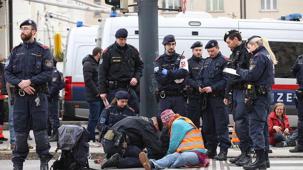 Klima-Protest rund um Wiener Naschmarkt