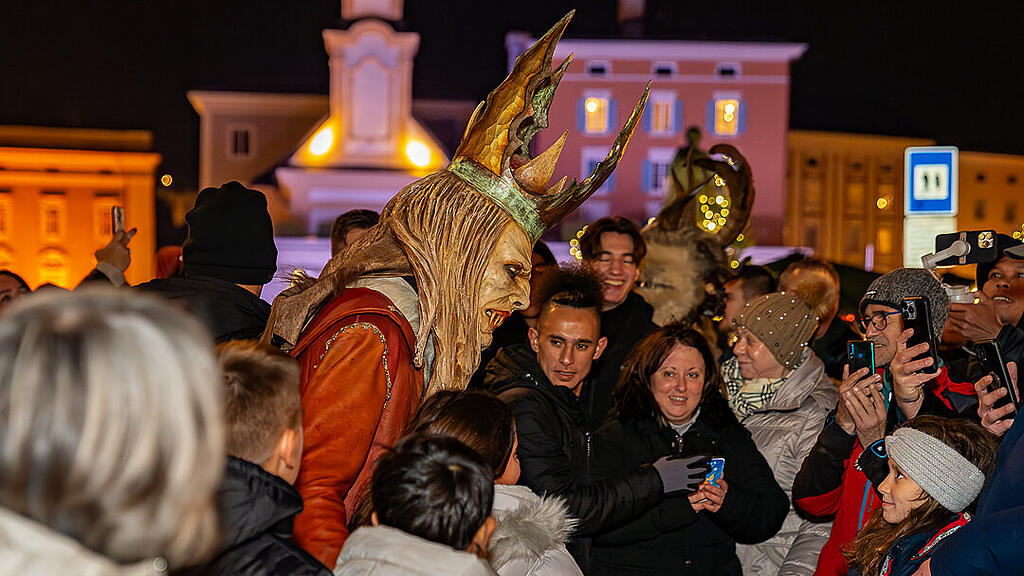 Lauf der Gr\u00f6diger Krampusse in der Altstadt