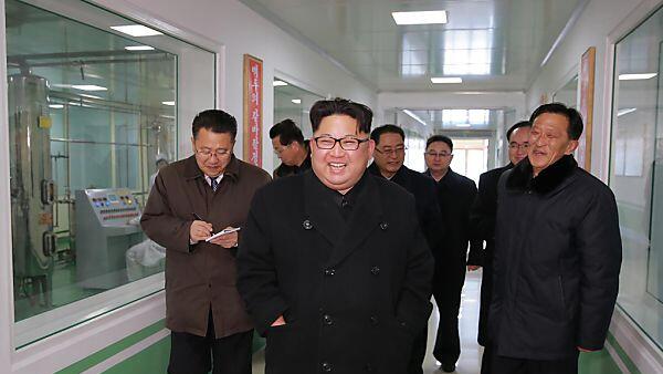Kim Jong-un bei einer Fabriksbesichtigung