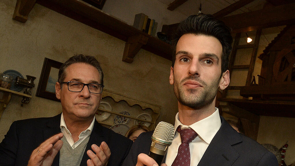 Strache (li.) steht hinter Udo Landbauer.