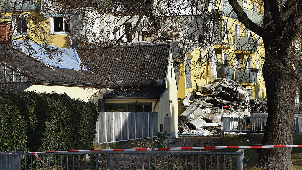 Aufräumarbeiten nach Explosion in Langenzersdorf