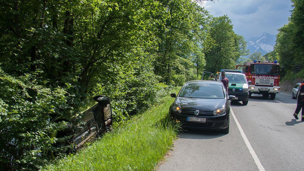 Auto stürzt über Böschung