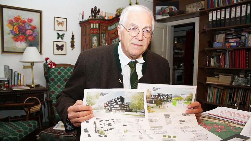 Gunter Abel, Obmann der "Initiative freie Bürger Josefiau", zeigt die Pläne des Bauprojekts.