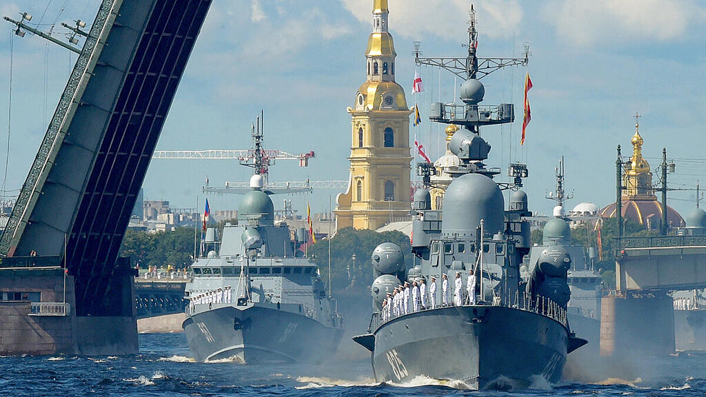 Russische Kriegsschiffe halten Manöver ab