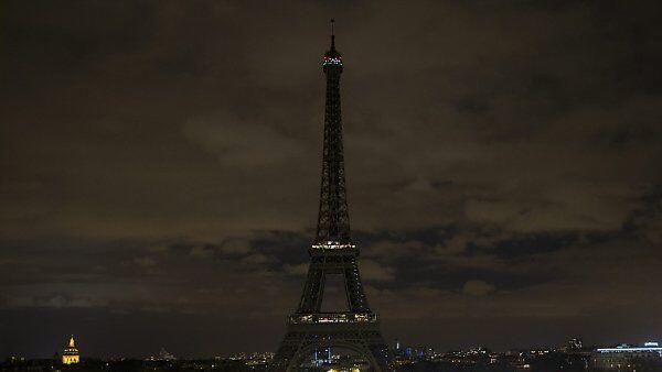 Auch der Pariser Eiffelturm blieb für fünf Minuten unbeleuchtet