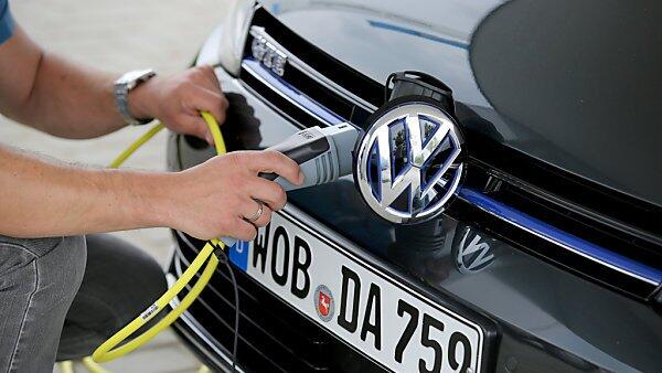 VW Golf Hybrid wird geladen