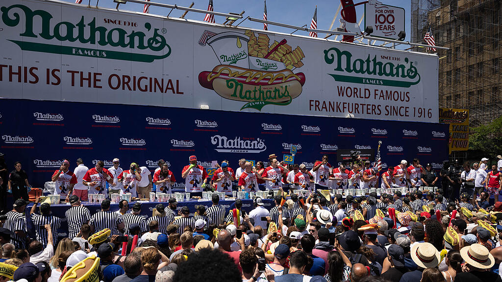 Joey Chestnut verschlingt 83 Hotdogs in 10 Minuten