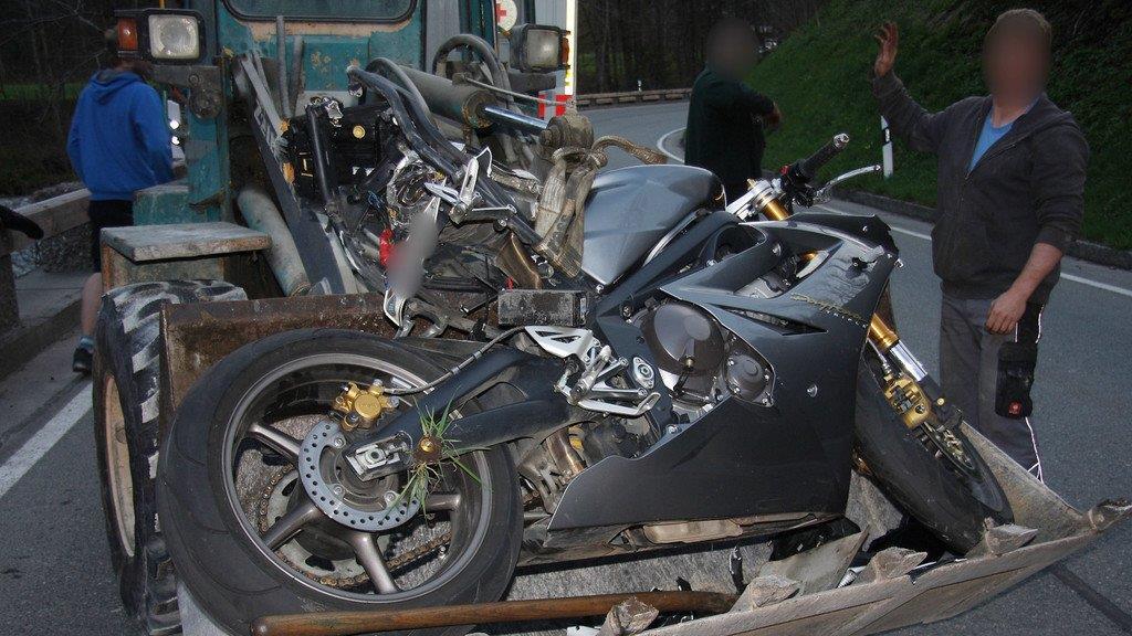B305: Biker schwer verletzt