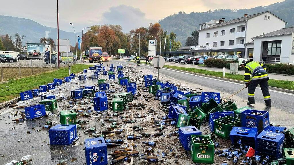 Bierkisten liegen in Wolfsberg auf Straße