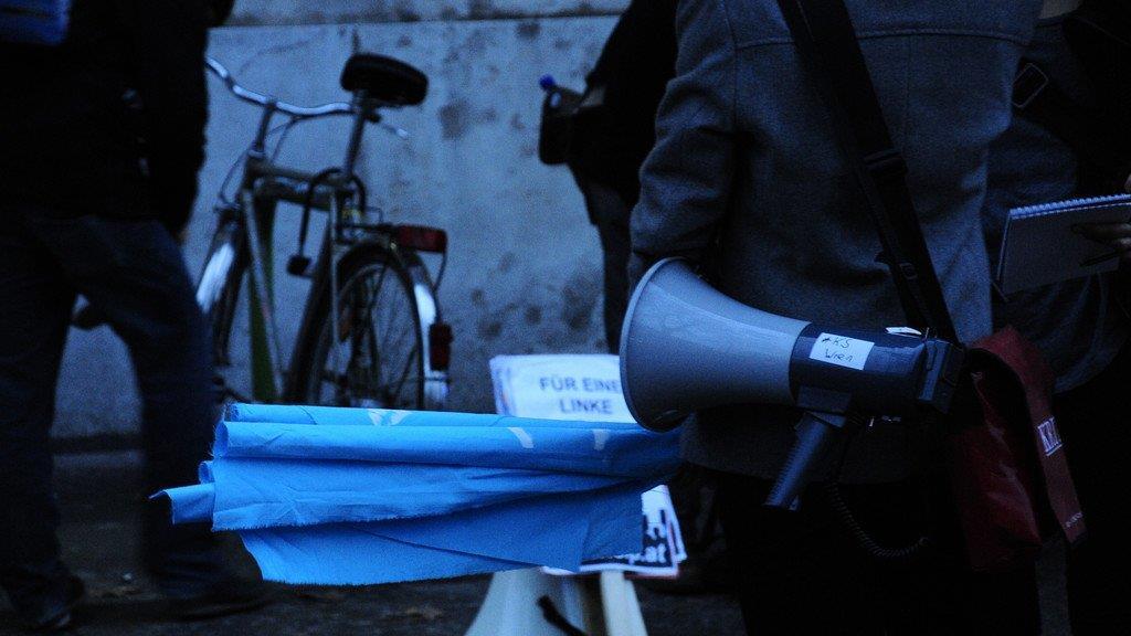 Akademikerball 2013: Demonstranten versammeln sich vor der Hauptuni
