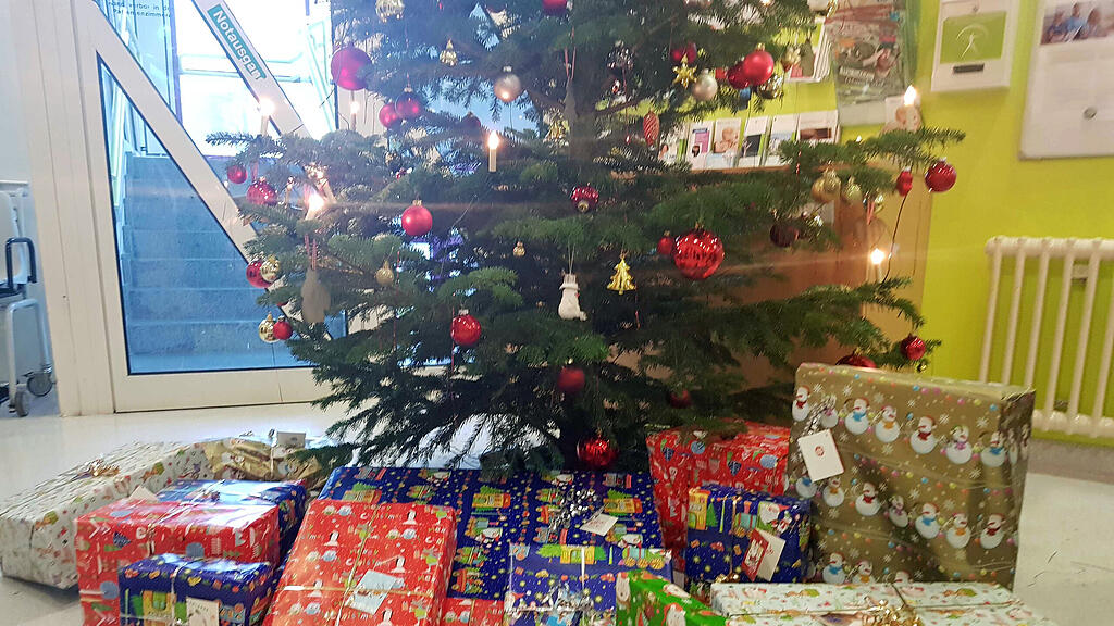 Geschenkeübergabe der Herzenswunsch-Aktion im Kinderspital