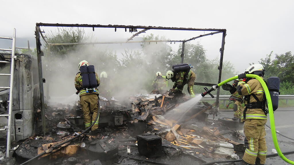 Fahrzeugbrand auf A10 bei Pfarrwerfen