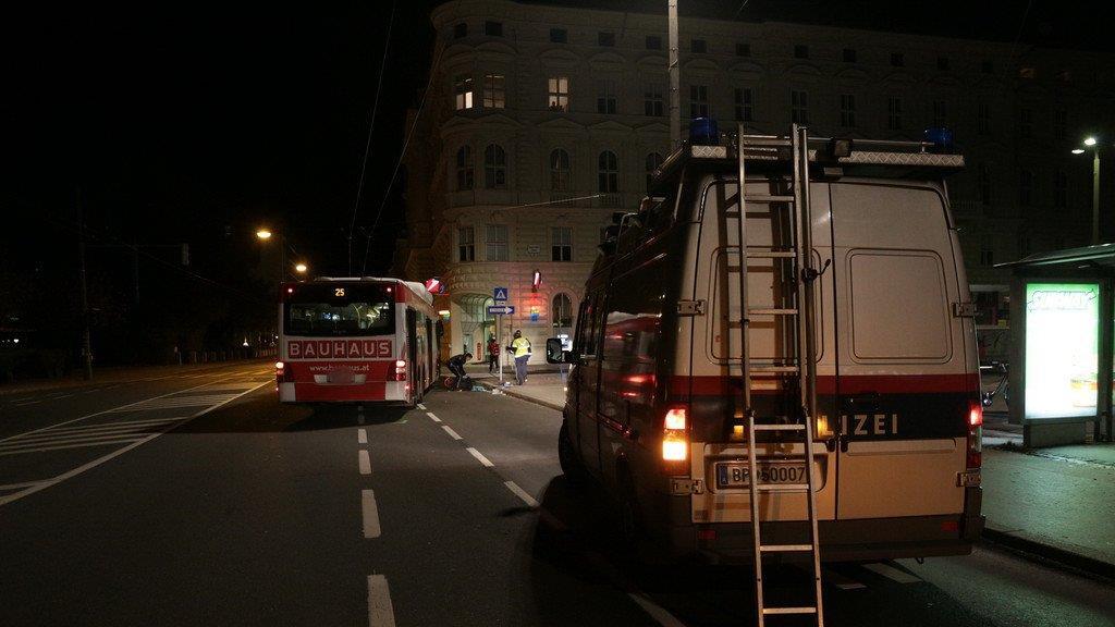 Frau von Bus überrollt, II