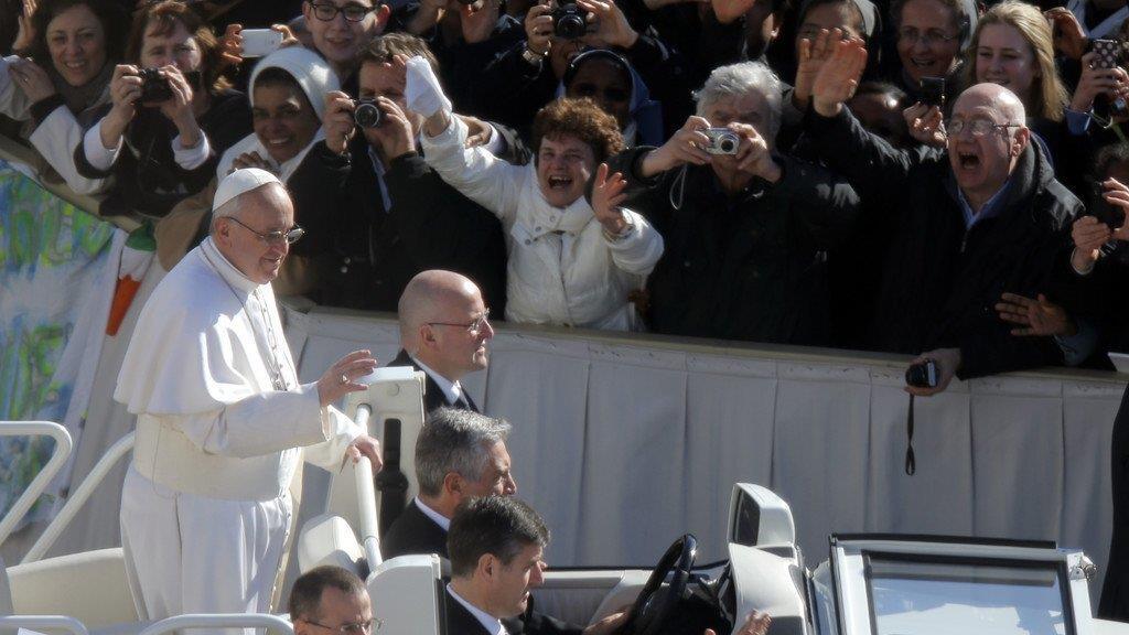 Zehntaussende Pilger bei Amtseinführung von Papst Franziskus