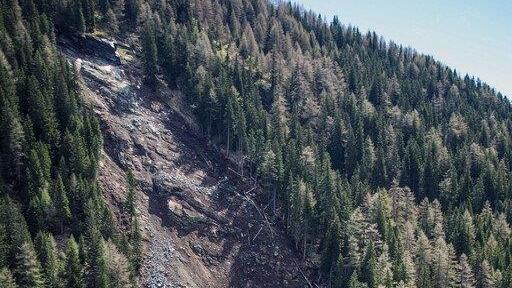 Massiver Felssturz auf Felbertauernstraße vor Matrei in Osttirol