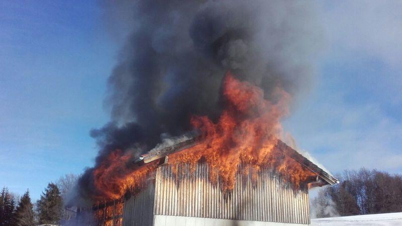 Maschinenhalle in Thalgau in Brand