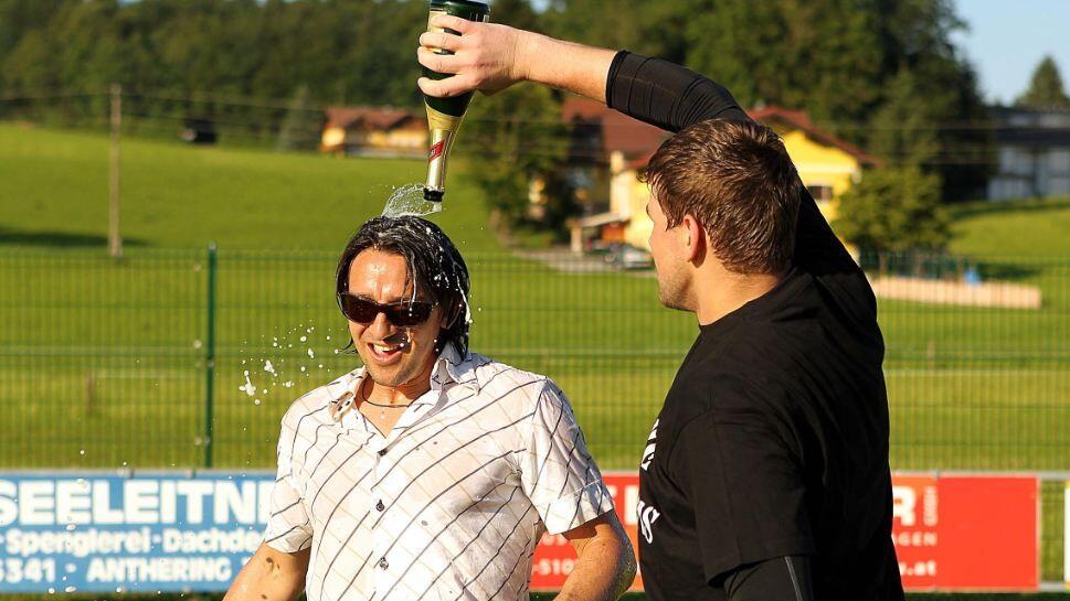 Seine Spieler lassen sich die Haare schneiden, der Coach hat andere Methoden sein Haupthaar zu pflegen.
