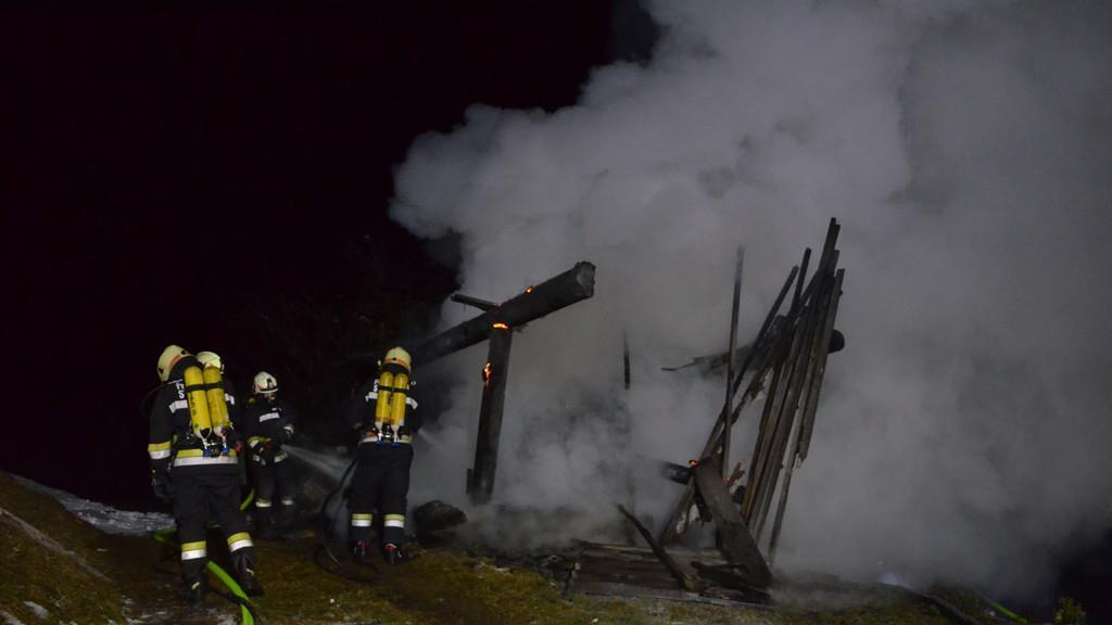 Holzstoß brennt in St. Johann nieder