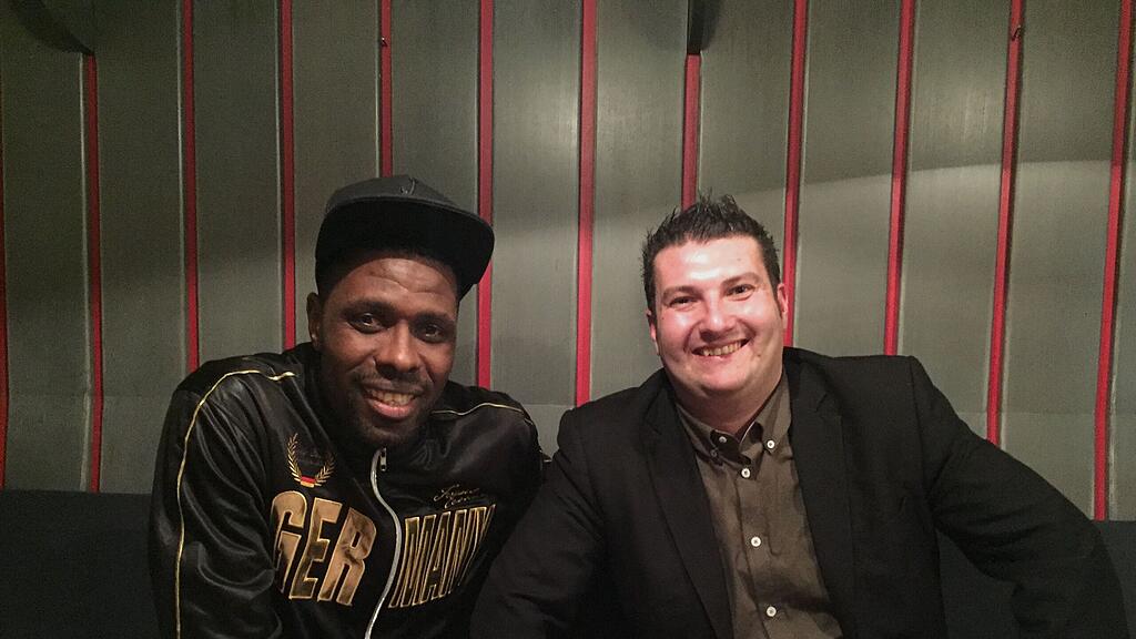 Mohamadou Idrissou (li.) posiert gemeinsam mit Union Halleins sportlichem Leiter David König (re.) beim Salzburg Stier.