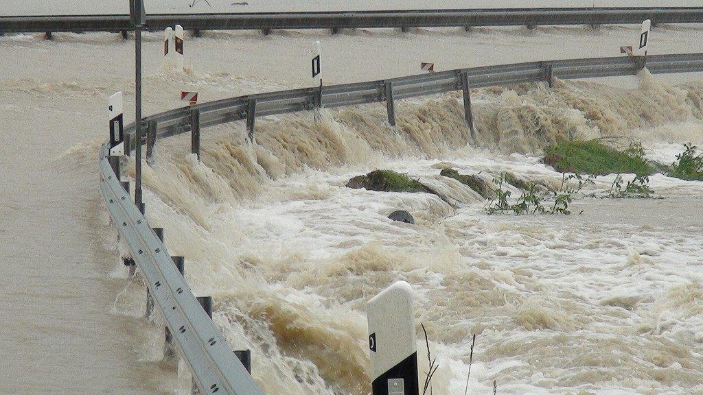 Grabenstätt: A8 überflutet