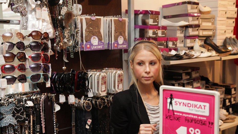 Christina "Mausi" Lugner und Anastasia "Katzi" Sokol im INterview und beim Shoppen
