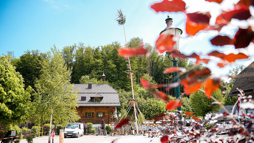 Maibaumaufstellen beim Gasthof Maria Plain