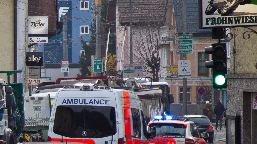 Linzer Bundesstraße: Pkw erfasst Fußgänger - Verkehrschaos