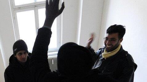 Flüchtlinge verlassen die Votivkirche und ziehen ins Servitenkloster