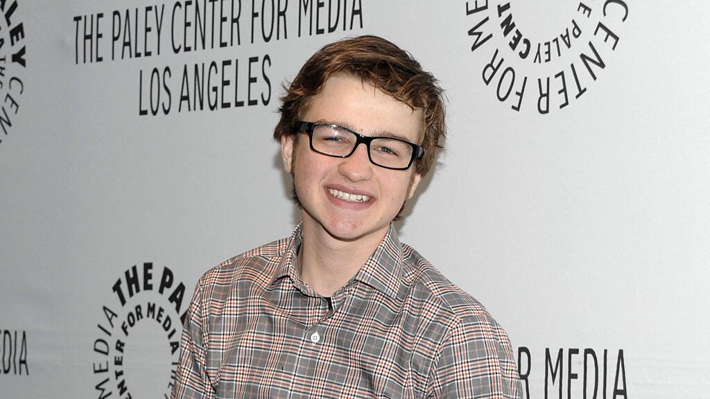 Angus T. Jones wird die Serie verlassen, in der 11. Staffel ist kein Auftritt von "Jake" geplant.