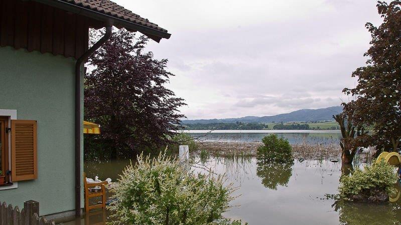 Wallersee trat über Ufer