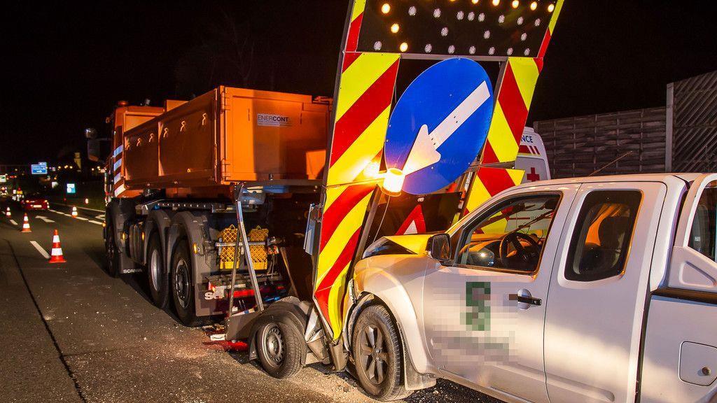 Alkolenker crasht auf A1 in Asfinag-Fahrzeug