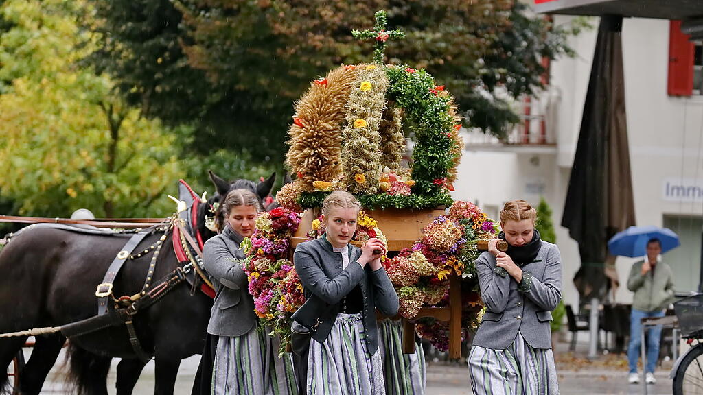 Bad Hofgastein feiert Erntedankfest und Altarweihe