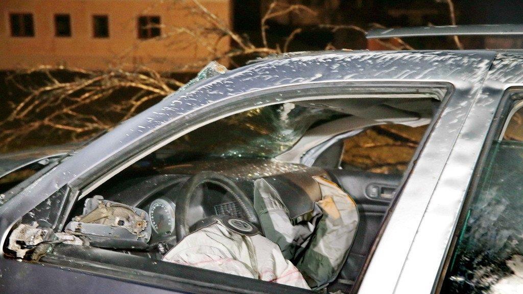 Abtenau: Pkw mit fünf Insassen prallt auf B162 gegen Baum