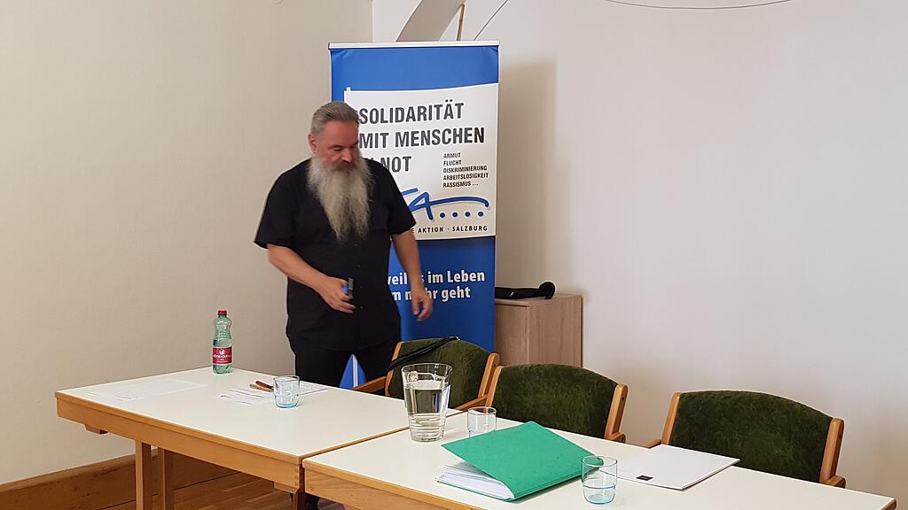 Aktivist Bernhard Jenny versucht Ali W. so gut es geht zu helfen.