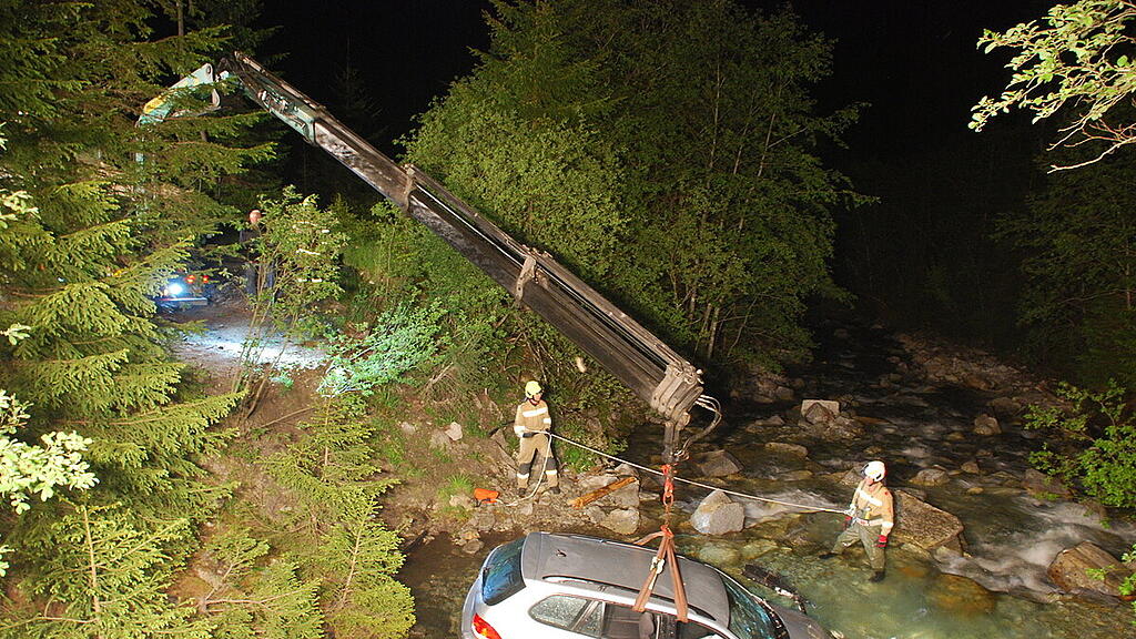 Bad Gastein: Auto stürzt in Bach