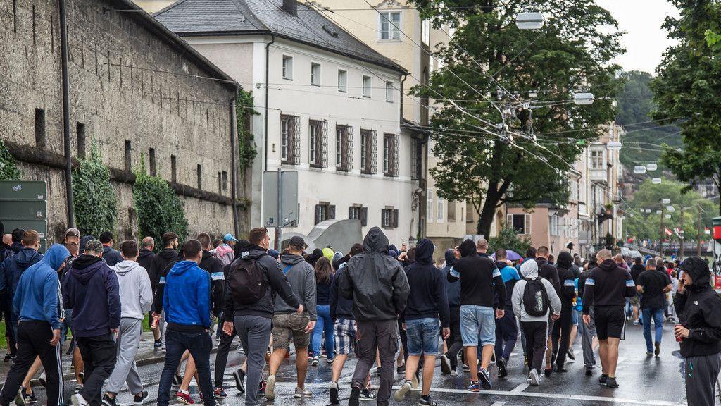 Kroatische Fans marschieren durch Altstadt