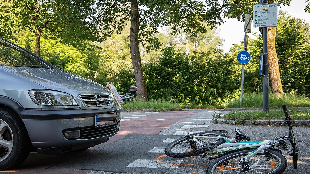 Salzburg-Süd: Auto erfasst Radfahrerin (9)