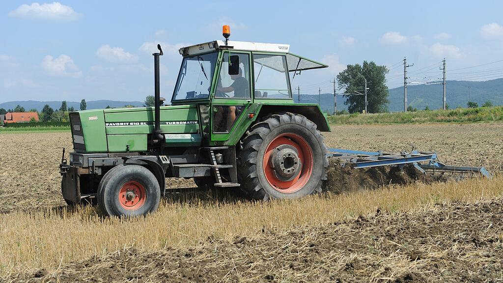 Der Landwirt überschlug sich mit dem Traktor (Symbolbild)