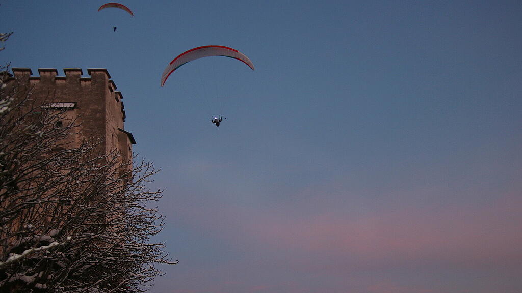1. Adventlichterlflug der Paragleiter \u00fcber der Stadt Salzburg