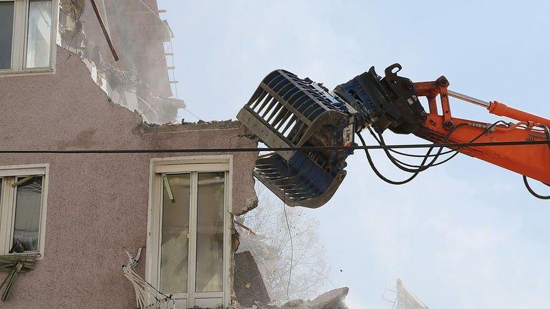 Bagger frisst sich durch Wohnblock
