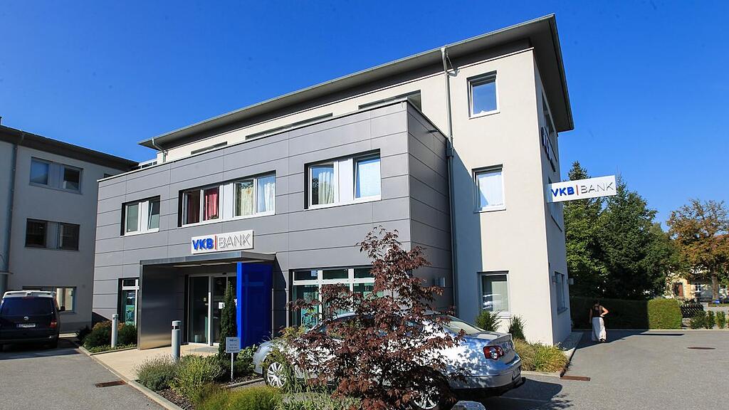 Der Mann hatte zwei Mitarbeiter mit einer Faustfeuerwaffe bedroht und Bargeld in zunächst unbekannter Höhe erbeutet.