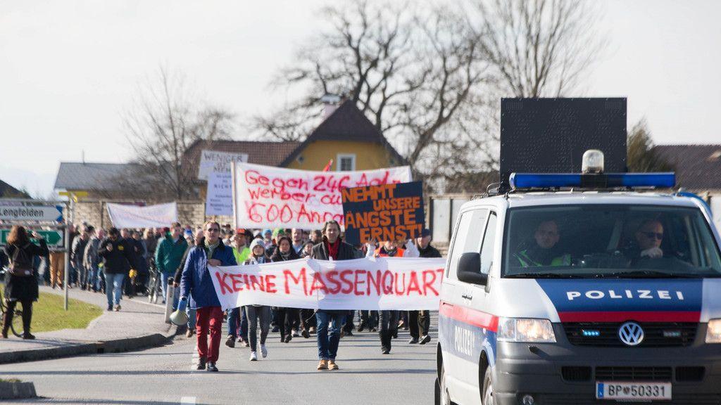 Demo gegen Asylwerberquartier in Straniakstraße